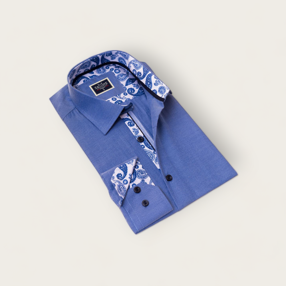 Chemise bleue pour homme avec motifs paisley, style classique et chic.